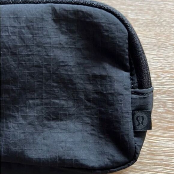 Lululemon Everywhere Belt Bag Pale Black - Picture 5 of 5
